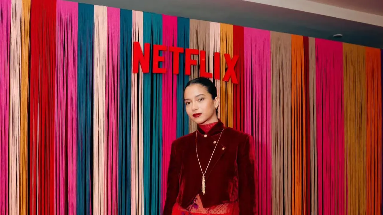 Putri Marino kenakan kebaya janggan velvet merah