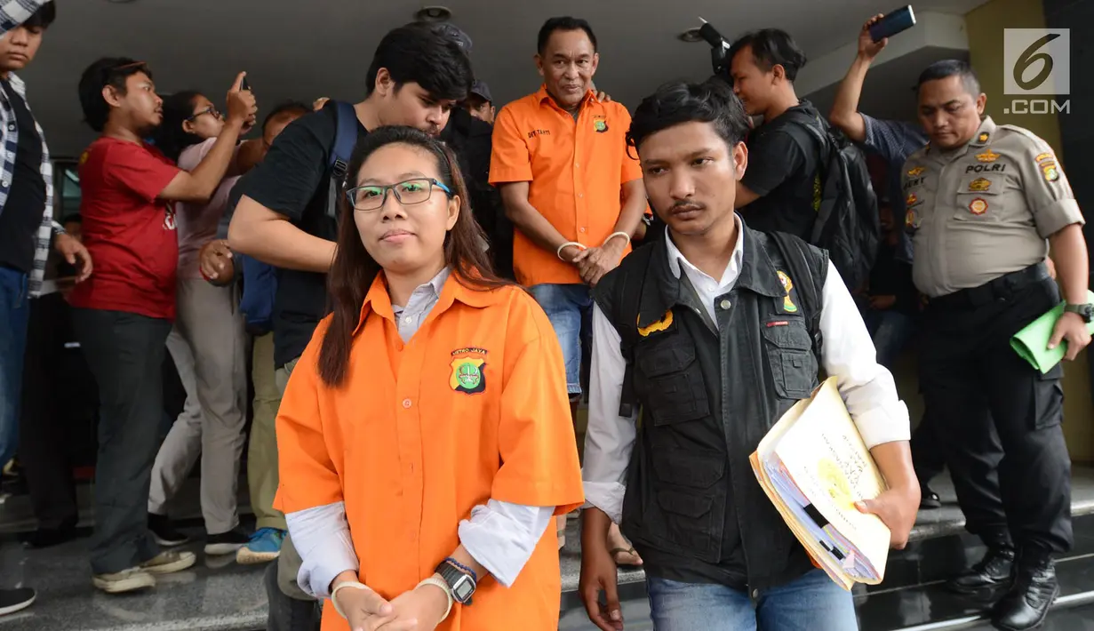 Tim Satgas Antimafia Bola menggiring tersangka dugaan pengaturan skor Anik Yuni Artikasari di Polda Metro Jaya, Jakarta, Rabu (10/4). Satgas Antimafia Bola menangkap enam tersangka dalam kasus pengaturan skor. (merdeka.com/Imam Buhori)