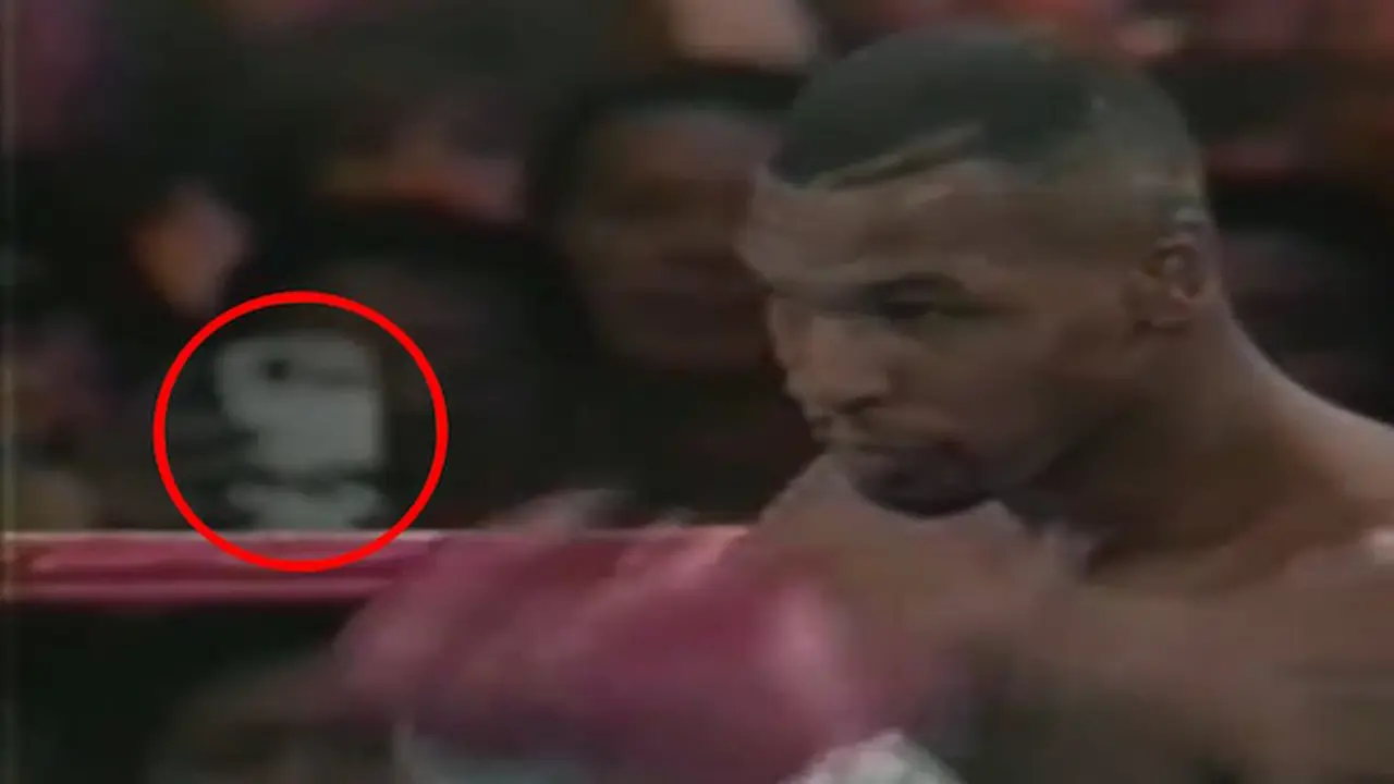 Ini Wujud Smartphone Penjelajah Waktu di Pertandingan Mike Tyson?