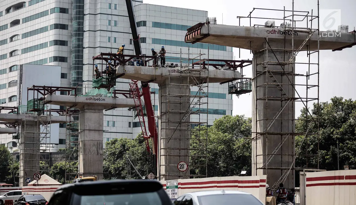 Pekerja mengerjakan pembangunan proyek Light Rail Transit (LRT) Cawang-Dukuh Atas di Jakarta, Kamis (10/5). Saat ini progress pengerjaan proyek Cawang-Dukuh Atas mencapai 22 persen dan ditarget dapat selesai pertengahan 2019. (Liputan6.com/Faizal Fanani)