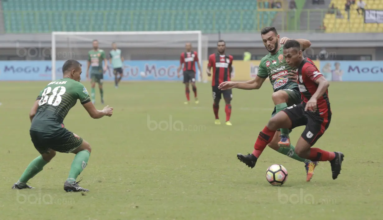 Aksi pemain Persipura Jayapura, Osvaldo Haay  melewati adangan para pemain PS TNI pada lanjutan Liga 1 2017 di Stadion Patriot, Bekasi (4/11/2017). PS TNI menang 2-1. (Bola.com/Rizal Febriansyah)