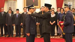 Presiden Joko Widodo menyematkan tanda kepangkatan sebagai Panglima TNI kepada Marsekal Hadi Tjahjanto di Istana Negara, Jakarta, Jumat (8/12). Hadi Tjahjanto mengantikan Gatot Nurmantyo. (Liputan6.com/Angga Yuniar)