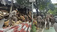 Satpol PP Tertibkan Bangunan Liar di Jalan Raya Juanda Depok