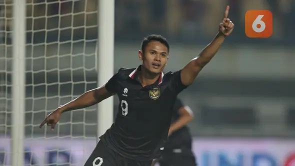 <p>Pemain Timnas Indonesia, Dimas Drajad melakukan selebrasi usai mencetak gol ketiga ke gawang Timnas Curacao dalam laga uji coba FIFA Matchday antara Timnas Indonesia menghadapi Curacao di Stadion Gelora Bandung Lautan Api (GBLA), Bandung, Jawa Barat, Sabtu (24/9/2022) malam WIB. (Bola.com/Bagaskara Lazuardi)</p>