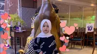 Sejak pulang dari umrah bersama keluarga, keponakan Syahrini yang akrab disapa Ratu tak melepaskan jilbabnya. (dok. Instagram @syh55/https://www.instagram.com/p/BtGY5I-FL5k/Dinny Mutiah)