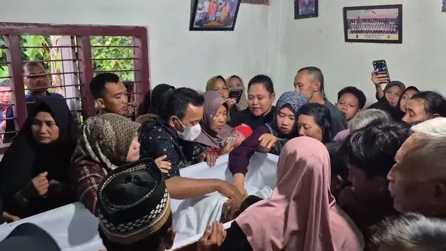 Suasana haru menyelimuti keluarga Kapolsek Negara Batin, AKP Anumerta Lusiyanto saat jenazahnya dibawa ke kampung halamannya di Oku Timur, Sumatera Selatan. Foto : (Istimewa).
