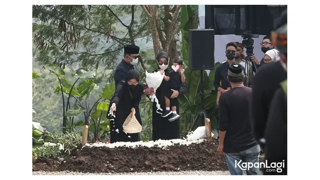 6 Momen Ridwan Kamil dan Atalia Praratya Tabur Bunga di Pusara Eril, Penuh Haru