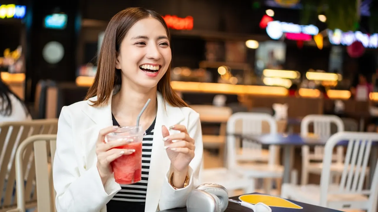 cantik bahagia tersenyum santai single mandiri minum jus
