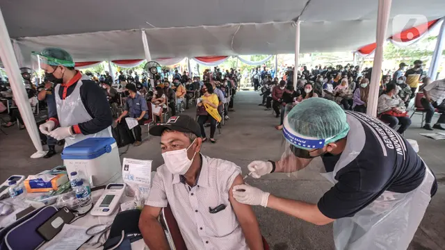 Vaksinasi Massal di Pelabuhan Sunda Kelapa Membeludak