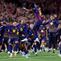 Penyerang Barcelona, Marcus Rashford (belakang), merayakan gol pertama timnya bersama rekan-rekannya dalam pertandingan liga sepak bola Spanyol antara FC Barcelona melawan Real Madrid CF di Stadion Camp Nou, Barcelona, pada 10 Mei 2026. (Josep LAGO / AFP)