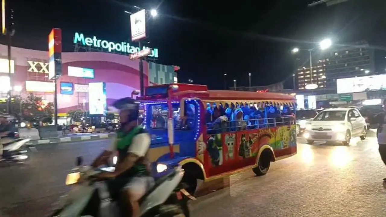 Konvoi kendaraan warga yang melakukan takbir keliling menyambut Hari Raya Idul Fitri 1446 H, lalu lalang di depan Metropolitan Mal, Kota Bekasi.