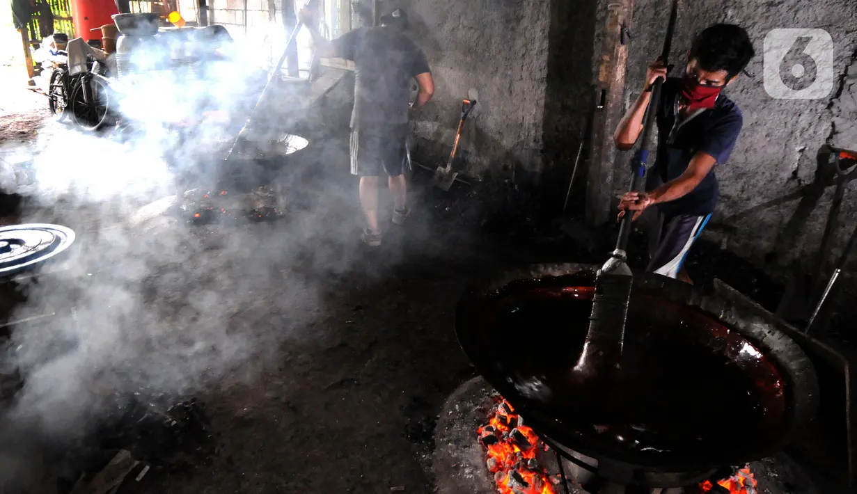 Pekerja menyelesaikan pembuatan dodol Betawi di kawasan Cilenggang, Serpong, Tangerang Selatan, Banten, Rabu (28/4/2021). Produksi dodol Betawi di masa pandemi COVID-19 pada tahun ini meningkat hingga 50 persen dibandingkan tahun lalu. (merdeka.com/Arie Basuki)
