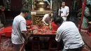 Umat Tionghoa mencuci dan membersihkan sejumlah alat pusaka seperti Pedang dan Golok saat prosesi pensucian tandu (kio) yang digunakan  mengusung arca suci saat perayaan cap go meh, di Vihara Bodhi Dharma, Jakarta, (20/2). (Liputan6.com/Johan Tallo)