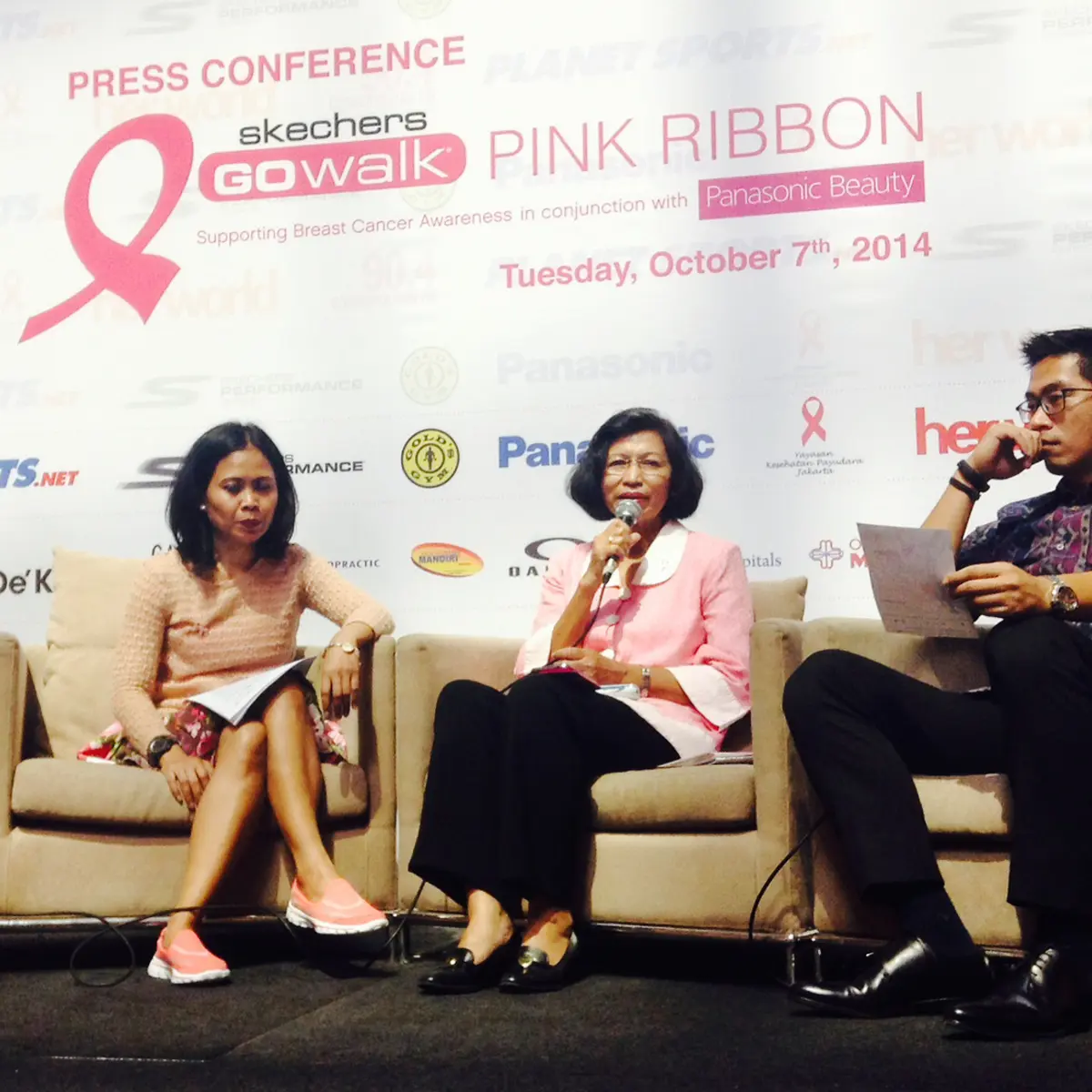 Skechers go sales walk pink ribbon