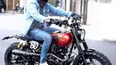 Dalam berbagai kesempatan, Desta memang kerap mengunggah momen ketika dia sedang asyik dengan motor besarnya di akun Instagramnya. Sejak Oktober 2017 lalu, Desta diketahui baru menambah koleksi sepeda motornya.(Liputan6.com/IG/@desta80s)