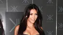 Kejadian perampokan di Paris beberapa waktu lalu nampaknya masih berbekas di benak Kim Kardashian. Bertabur cinta di hari ulang tahunnya, namun Kim setengah hati hadir di perayaan ulang tahunnya itu. (AFP/Bintang.com)