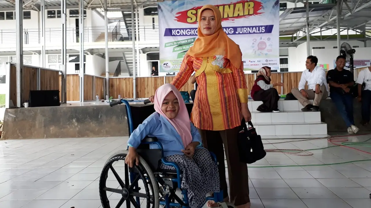 Anisa bersama ibunya, Teti seusai mengikuti diskusi dengan para jurnalis di Kampus STMIK Komputama Majenang. (Foto: Liputan6.com/Muhamad Ridlo)