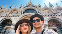 BCL dan Tiko Aryawardhana berkunjung ke Coloseum, menikmati suasana Venezia, dan mampir ke Capri. Adik Ashraf Sinclair, Adam Sinclair turut berkomentar. (Foto: Dok. Instagram @itsmebcl)