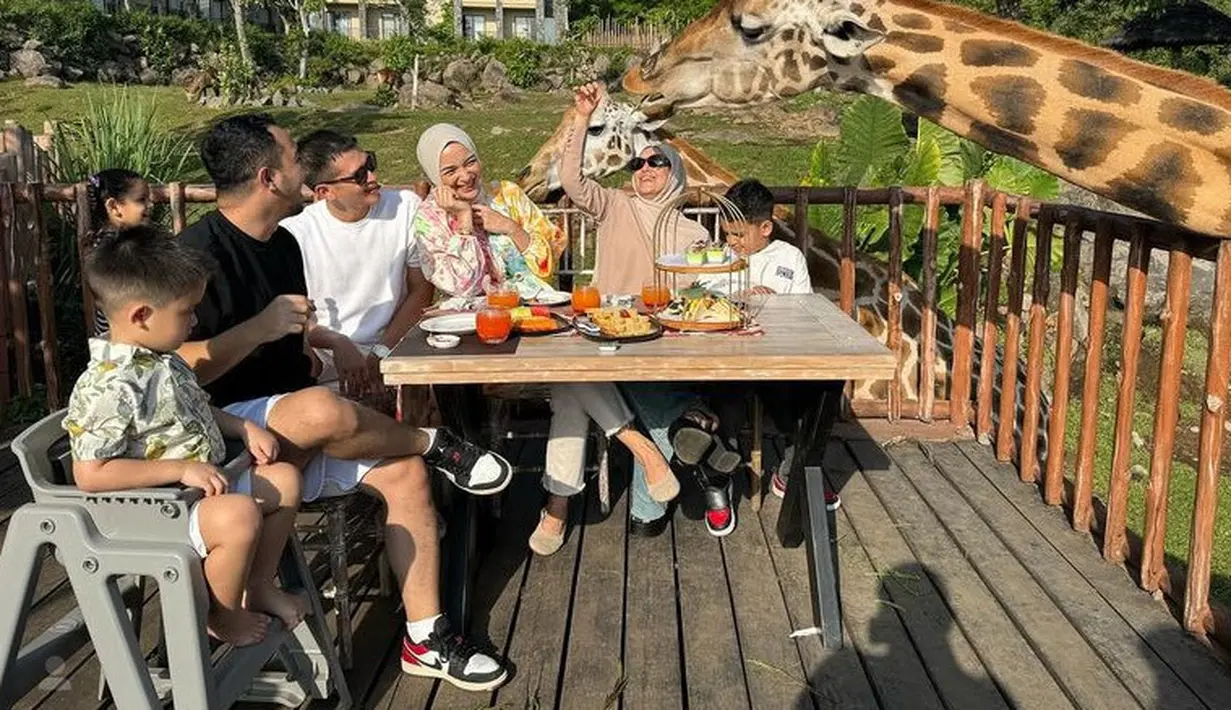 Citra Kirana dan Rezky Aditya memilih Malang sebagai destinasi liburan akhir tahun bersama anak-anaknya. Citra tampil dengan atasan colorfull. [@citraciki]
