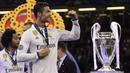 Striker Real Madrid, Cristiano Ronaldo, melakukan selebrasi usai berhasil menjuarai liga Champions di Stadion Millennium, Cardiff, Sabtu, (3/6/2017). Cristiano Ronaldo meraih gelar pemain terbaik FIFA 2017. (AFP/Javier Soriano)