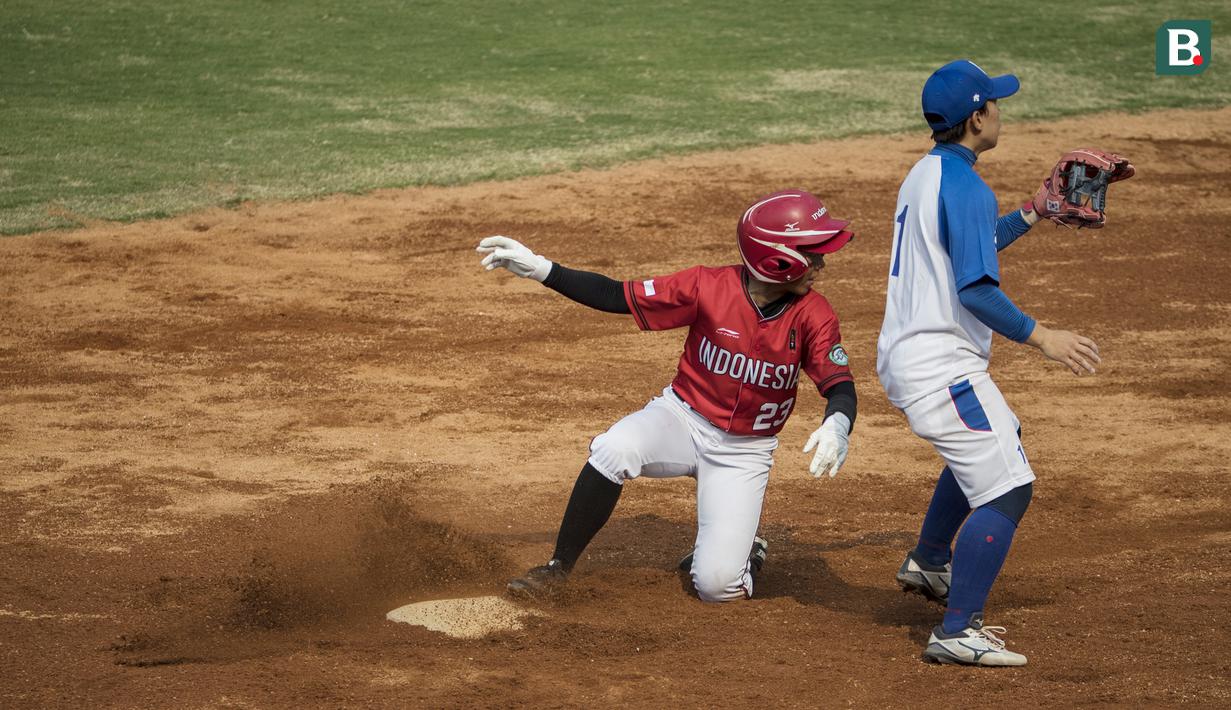 Atlet softball Indonesia, Yuka Ramadina, berusaha masuk base saat melawan Korea Selatan pada laga Asian Games di Lapangan Softball Senayan, Jakarta, Selasa (21/8/2018). Indonesia kalah 2-4 dari Korsel. (Bola.com/Vitalis Yogi Trisna)