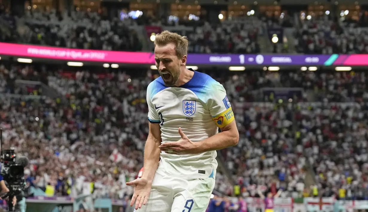 Penyerang Harry Kane merayakan gol kedua timnya yang dicetak ke gawang Senegal pada laga babak 16 besar Piala Dunia 2022 di Al Bayt Stadium, Senin (5/12/2022) dini hari WIB. Tiga gol kemenangan Inggris diciptakan oleh Jordan Henderson dan Harry Kane di babak pertama serta Bukayo Saka di paruh kedua pertandingan. (AP Photo/Frank Augstein)