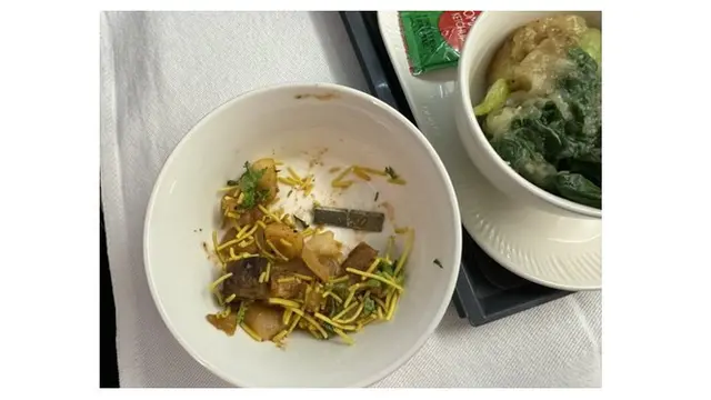 7 Benda Nyeleneh yang Ditemukan di Makanan Ini Bikin Hilang Fokus
