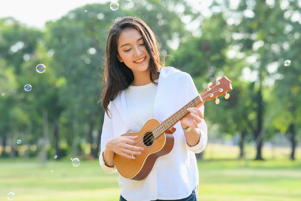perempuan main gitar