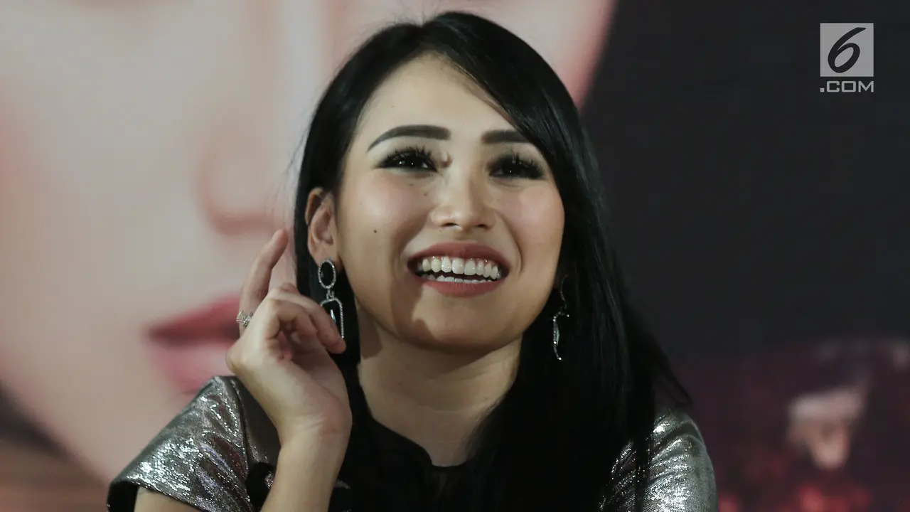 Penyanyi dangdut Ayu Ting Ting