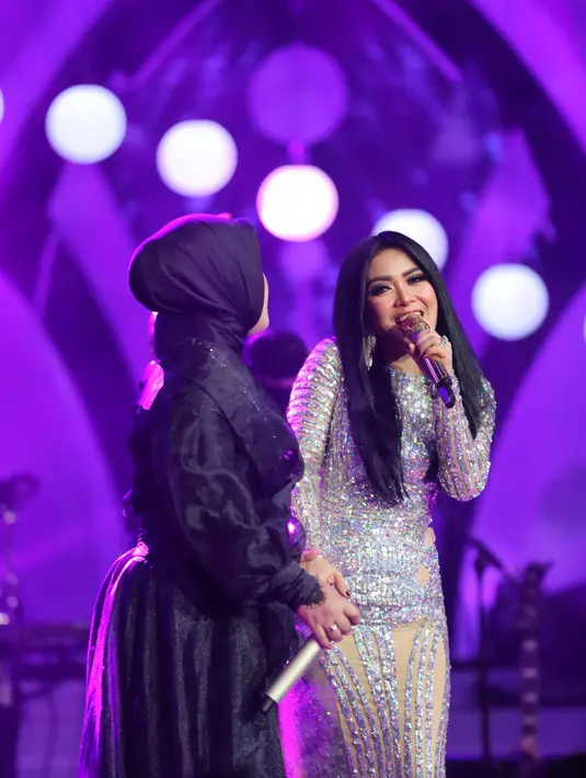 Penyanyi asal Bogor itu juga tak bisa menyembunyikan kekagumannya melihat bakat dua finalis, Selfi dan Rara, di Liga Dangdut Indonesia (LIDA). (Adrian Putra/Bintang.com)