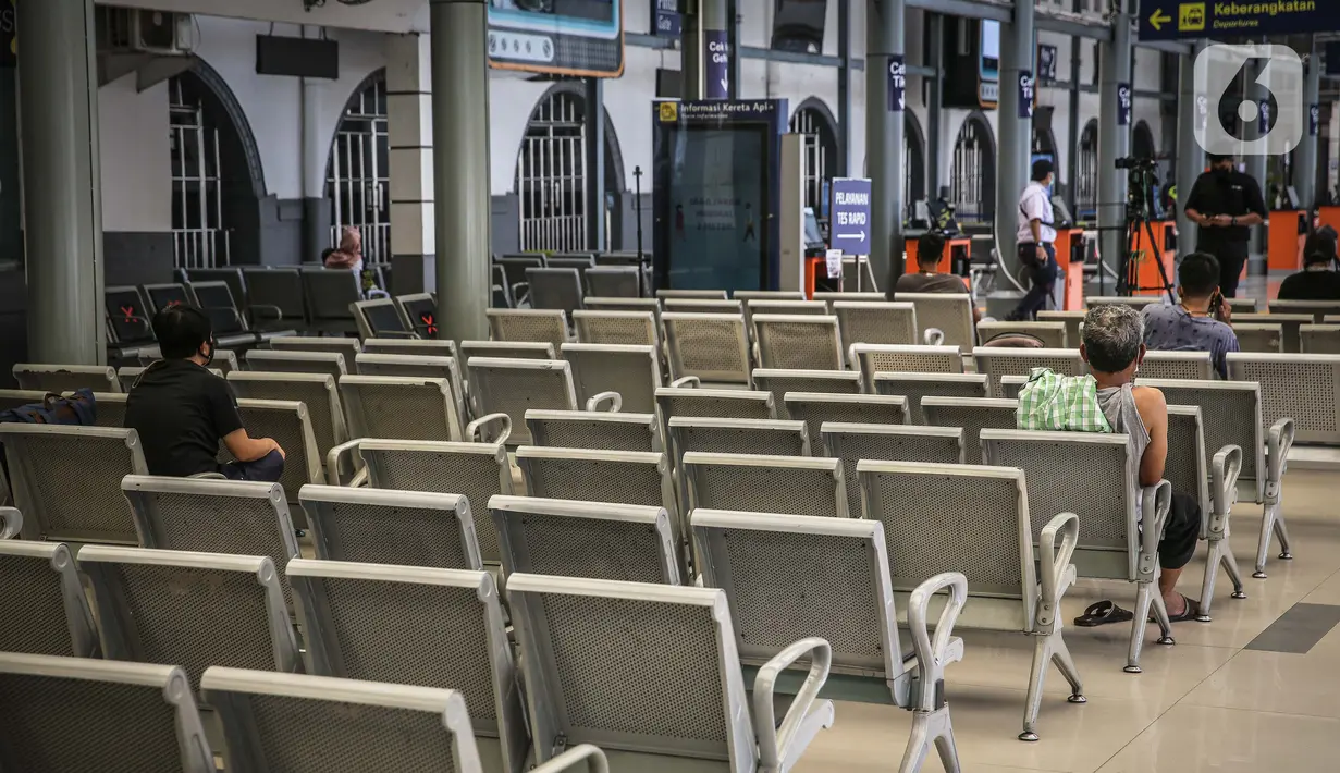 Suasana sepi Stasiun Pasar Senen, Jakarta, Kamis (6/5/2021). Larangan mudik sudah diatur melalui adendum Surat Edaran Satgas COVID-19 2021 SE 13/2021 tentang Peniadaan Mudik Hari Raya Idul Fitri tahun 1442 Hijriah. (Liputan6.com/Faizal Fanani)
