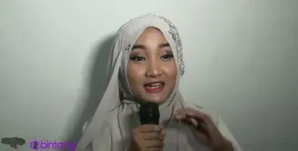 Fatin Shidqia punya cerita unik di masa lalunya. Saat dirinya masih kecil, ia sibuk mencari hadiah dari snack dan mengalami step yang membuat sang Ayah marah dan melarangnya untuk memakan snack lagi.