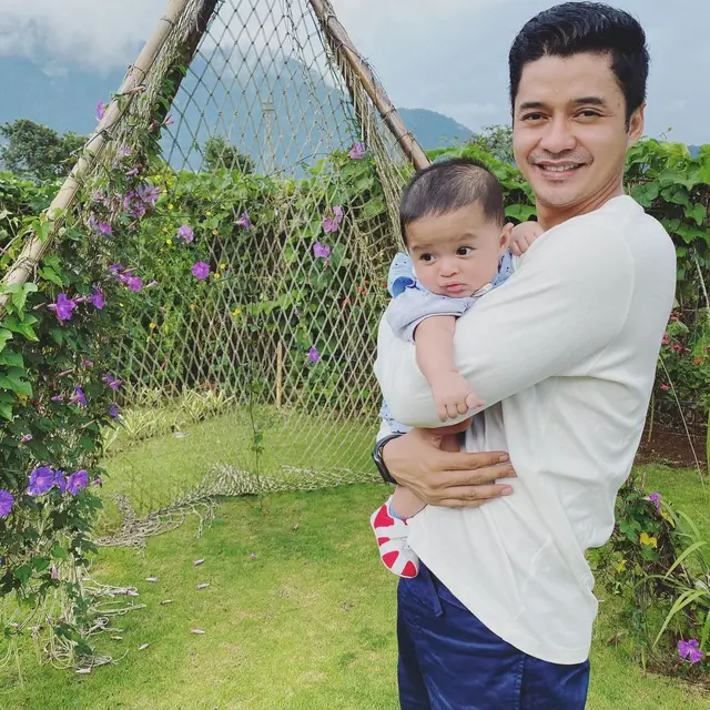 7 Momen Liburan Adly Fairuz dan Angbeen Rishi, Buah Hatinya Tampil Menggemaskan