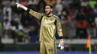 Keberhasilan Gianluigi Donnarumma meraih trofi perdana saat berusia 17 tahun menjadi catatan istimewa. Kiper dengan tinggi 196 cm itu berhasil melampaui Gianluigi Buffon yang baru bisa meraih trofi perdana saat berusia 21 tahun. (AFP/ Karim Jaafar)