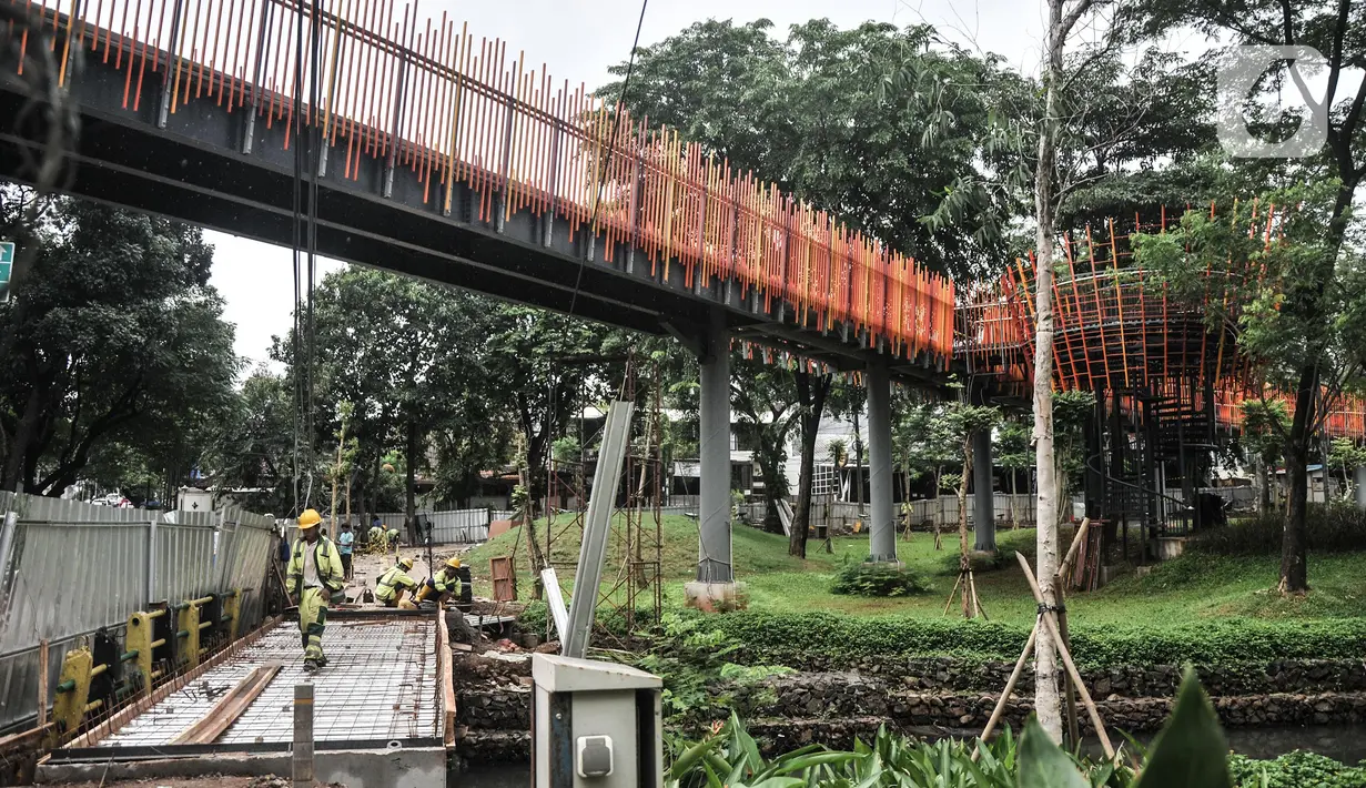 Pekerja menyelesaikan pembangunan Tebet Eco Garden di Jakarta Selatan, Kamis (3/3/2022). Pembangunan Tebet Eco Garden masuk proses finishing dan akan memiliki fasilitas jembatan penghubung, area bermain anak, community garden, thematic garden, dan sarana olahraga. (merdeka.com/Iqbal S. Nugroho)