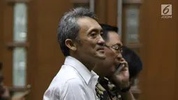 Tersangka suap pengajuan PK ke PN Jakarta Pusat, Eddy Sindoro bersiap menjalani sidang di Pengadilan Tipikor, Jakarta, Kamis (27/12). Pemberian suap terkait pengurusan dua perkara di Pengadilan Negeri Jakarta Pusat.(Liputan6.com/Helmi Fithriansyah)