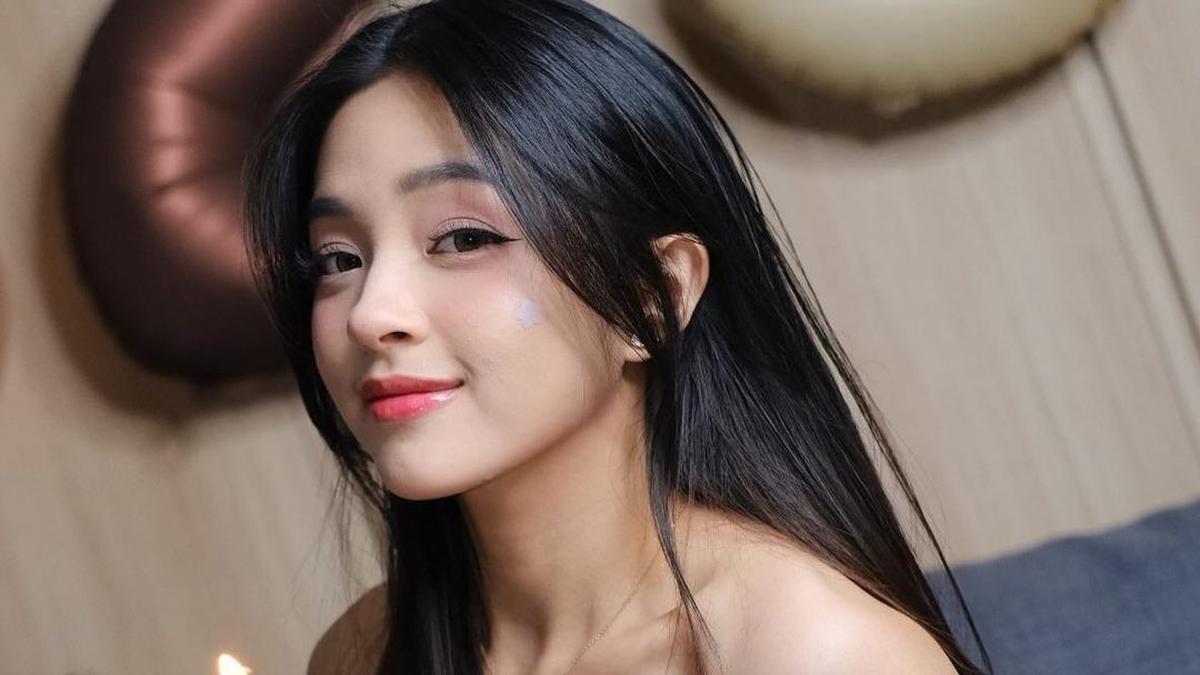 Eca Aura Tampil Mempesona di Usia 23, Intip Inspirasi Dress dan Makeup Minimalis yang Elegan