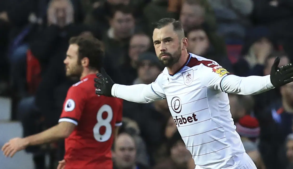 Pemain Burnley, Steven Defour merayakan golnya ke gawang Manchester United pada lanjutan Premier League di Old Trafford,  Manchester (26/12/2017).  MU bermain imbang 2-2. (AFP/Lindsey Parnaby)