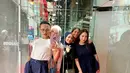 Di lain hari, Ayana juga sempat buka puasa bersama sahabat sesama artis. Antara lain, Nagita Slavina, Caca Tengker, Wanda Harra, dan Tashya Araysha, Direktur Bisnis di RANS Indonesia. Di momen ini, Ayana justru merasa salah kostum, karena menurutnya baju yang ia kenakan terlihat seperti anak sekolah banget. (Liputan6.com/IG/@xolovelyayana)