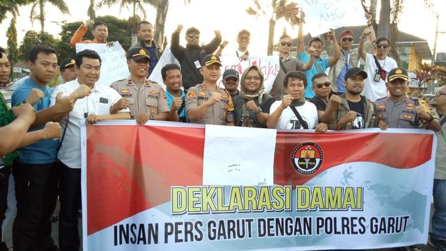 Dimpimpin Kapolres Garut AKBP Dede Yudi Ferdiansah, kalangan jurnalis Garut menggelar aksi damai di bundaran Simpang Lima Garut sore tadi