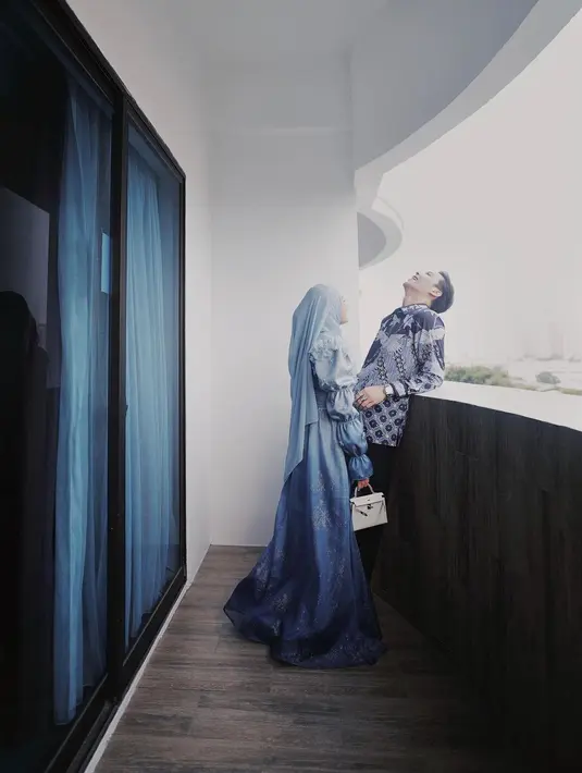 "Tapi pada akhirnya, sampai sekarang mikirnya ya sudahlah ya, mau main sama siapa saja juga nggak apa-apa, karena aku juga merasa aku pemenangnya," ungkap Dinda. [Instagram/rey_mbayang]