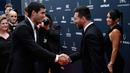 Lionel Messi (kanan) bersalaman dengan Carlos Alcaraz, petenis Spanyol peraih penghargaan kategori breaktrough award pada acara seremoni Laureus Awards 2023 di Paris, Prancis, Selasa (9/5/2023) dini hari WIB. Lionel Messi sebelumnya juga pernah meraih penghargaan Laureus Awards pada tahun 2020 untuk kategori individu bersanding dengan pebalap F-1 asal Inggris, Lewis Hamilton. (AFP/Julien De Rosa)
