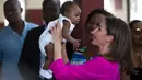 Ratu Spanyol Letizia menggendong seorang bayi laki-laki dalam kunjungannya ke rumah sakit di daerah kumuh Soleil, Haiti, 23 Mei 2018. Ini merupakan kunjungan pertama Ratu Letizia ke negara termiskin di benua Amerika tersebut. (AP/Dieu Nalio Chery)