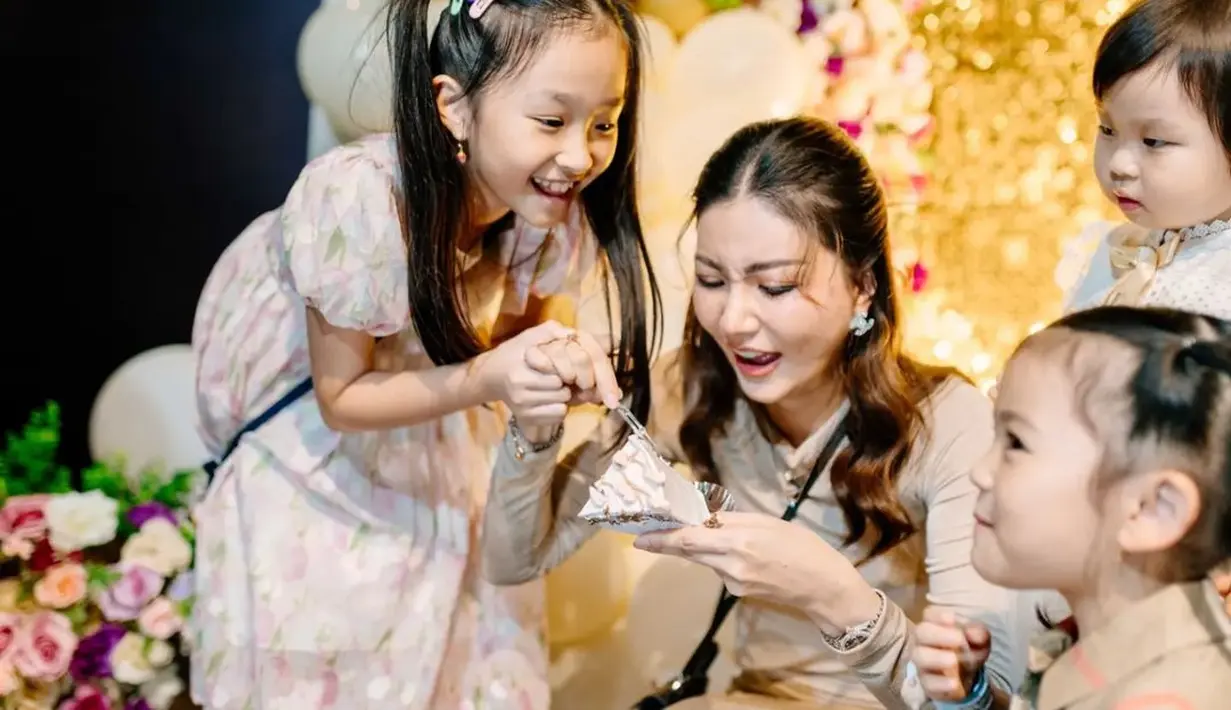 Tanpa aksesori mencolok, Sarwendah hanya lengkapi tampilan dengan kalung emas bertumpuk tiga [@theonsufamily]