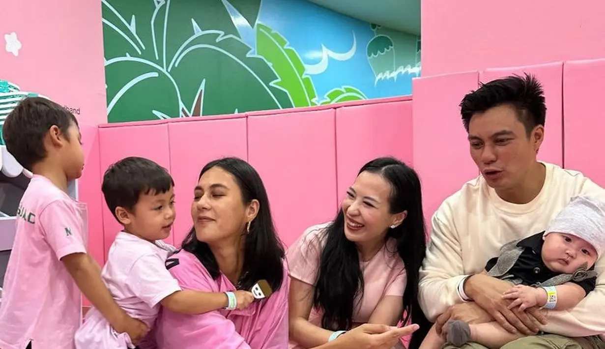 Paula Verhoeven dan Baim Wong juga mengajak kedua putra mereka. Paula tampak mengenakan kemeja pink dipadu celana denim. [@baimwong]