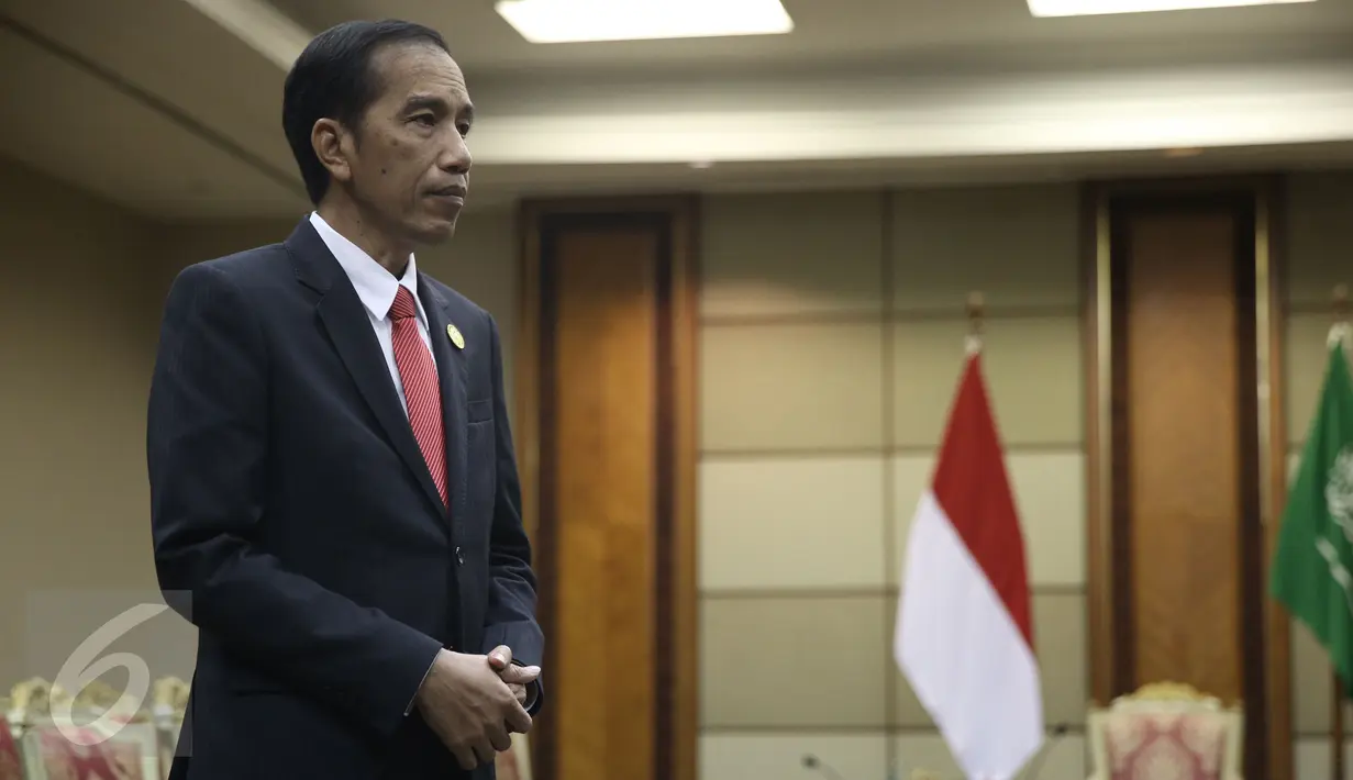 Presiden Joko Widodo (Jokowi) saat menunggu kedatangan Menteri Luar Negeri Arab Saudi, Adel al-Jubeir dan rombongan di sela pertemuan KTT Luar Biasa OKI di Jakarta, Senin (7/2/2016). (Liputan6.com/Faizal Fanani)