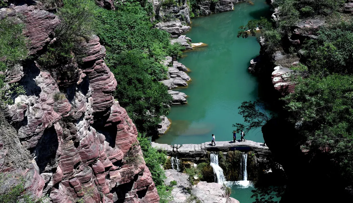 Pemandangan Ngarai Hongshi (Batu Merah) di lokasi wisata Gunung Yuntai di Wilayah Xiuwu, Provinsi Henan, China tengah (28/5/2020). Ngarai di dataran Danxia sepanjang 1,5 kilometer tersebut memiliki batu pasir berwarna kemerahan. (Xinhua/Zhu Xiang)