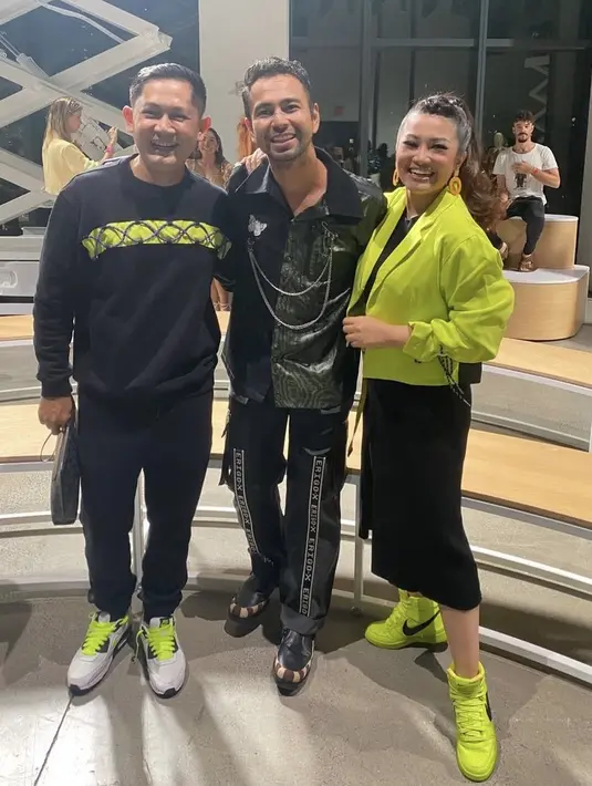 Fitri Carlina hadir dengan mengenakan blazer crop top warna neon yang serasi dengan sneakers Nikenya. Agar tidak terlalu bright, ia pun memadukannya dengan inner dan skirt hitam. @fitricarlina