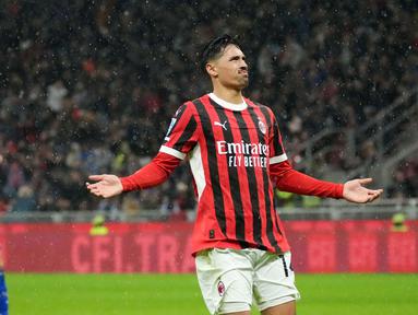 Pemain AC Milan, Tijjani Reijnders, melakukan selebrasi setelah mencetak gol ke gawang Como pada laga Liga Italia di Stadion San Siro, Minggu (16/3/2025). (AP Photo/Antonio Calanni)