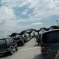 Suasana arus balik mudik lebaran 2017 di gerbang tol Palimanan, Rabu (28/6/2017). (LIputan6.com/Panji Prayitno)